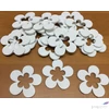 Kép 2/4 - Fa figura virágok fehér lyukkal 5cmx3mm 20db/cs