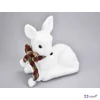 Karácsonyi dekor figura Fehér Őz sállalnagy 15x23x24cm Karácsonyi dekoráció