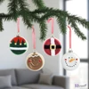 Karácsonyi fenyődísz 24' piros zöld üveg, bedíszített macaron 8cm 8cmx2.3cmx9cm sdkae