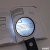Kép 5/5 - Nagyító 90mm kihajtható állvánnya LED fénnye WEDO fekete/fehér