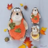 Őszi kerámai dekor figura porcelán ruhás süni : 7,4x7,3x11cm kpm25
