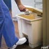 Kép 2/2 - Pedálos szemetes 30 műanyag bézs RUBBERMAID