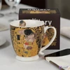 Bögre porcelán 510ml talpas, (Klimt) THE KISS BROWN Díszdobozban