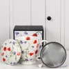 Bögre porcelán 510ml talpas, teaszűrővel ANGELA Díszdobozban