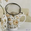 Bögre porcelán 510ml talpas, teaszűrővel ENGLISH ROSES WHITE Díszdobozban