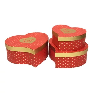 Ajándék doboz szív 27x24x11cm piros doboz arany szív 1db/ár