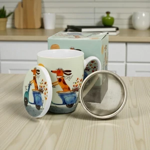 Bögre porcelán 3,6dl tetővel fémszűrővel, Dog on a scoo dobozban