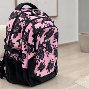 Budmil hátizsák 26' Rózsaszín-Fekete Mintás 33x46x21cm 10110149/S98
