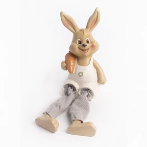 Dekor nyúl kerámia nyuszi nadrágban+ répa drapp lógólábú, 10,6cm
