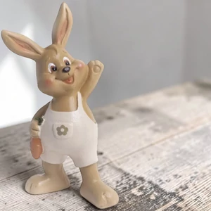 Dekor nyúl kerámia nyuszi, nadrágban+répa álló drapp 14cm