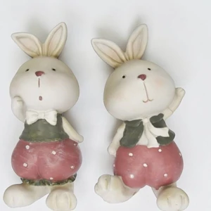 Dekor nyúl kerámia pöttyös nadrágban álló 2 féle 8,5x7,0x15,5cm