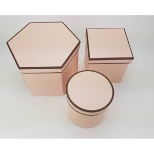 Díszdoboz karton négyszög 3/2 rózsaszín M-es :13.5x13.5x13.5cm 