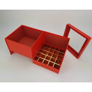 Díszdoboz karton virágbox és bonbon doboz tetővel piros méretek: 18.5x18.5x15.5cm