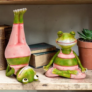 Jógázó béka figura 12x12x8cm zöld rózsaszín ruhában kézzel festett (2-féle) 1db/ár SDGW26
