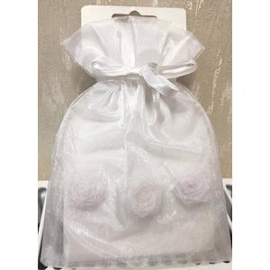Organza szütyő fehér rózsákkal