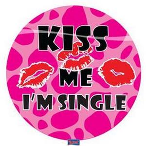 Lánybúcsú ledes kitűző Kiss Me I'm Single 