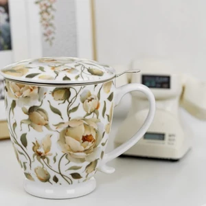 Bögre porcelán 510ml talpas, teaszűrővel ENGLISH ROSES WHITE Díszdobozban