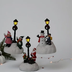 Téliváros karácsonyi dioráma ' LED-del, téli jelenet lámpással : 8x6x13 cm kpm müködtetés elemmel