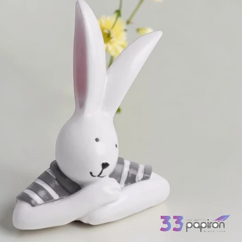 Dekor nyúl kerámia nyuszi, könyöklő, csíkos pólóban fehér/szürke 7,2cm