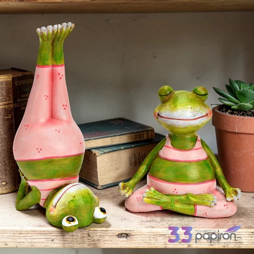 Jógázó béka figura 12x12x8cm zöld rózsaszín ruhában kézzel festett (2-féle) 1db/ár SDGW26