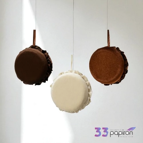 Karácsonyi fenyődísz gömb 24új macaron süti plüss, 3 féle pézs, barna, s.barna, 11cm exkluzív gömb sdkae